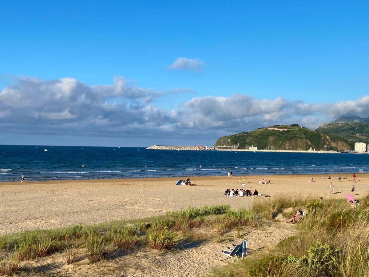Piso Primera Linea De Playa Laredo Luaran gambar