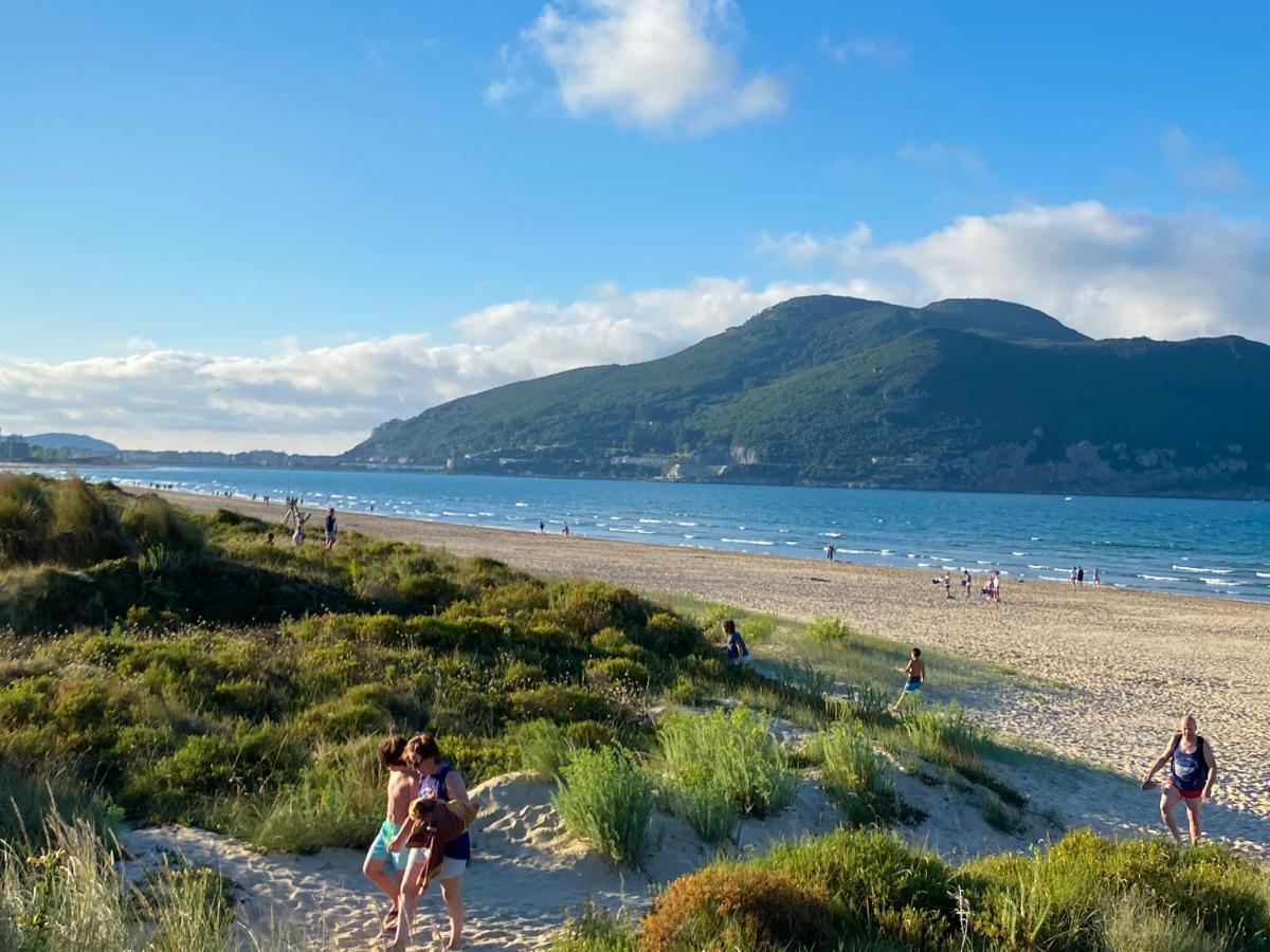 Piso Primera Linea De Playa Laredo Luaran gambar